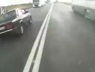 Αυτό κι αν είναι τύχη! Βγήκε αλώβητος μετά από σφοδρή πλαγιομετωπική με φορτηγό (βίντεο)